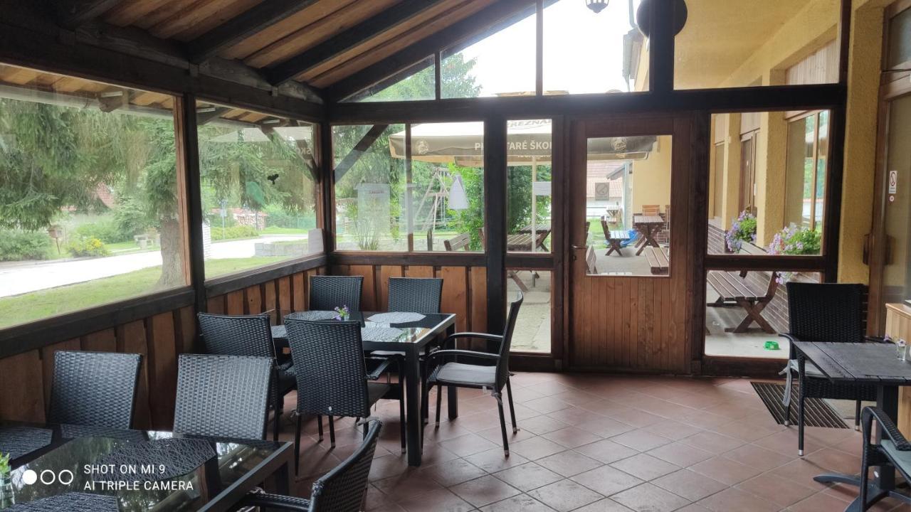 U Certa Hotell Čerčany Exteriör bild
